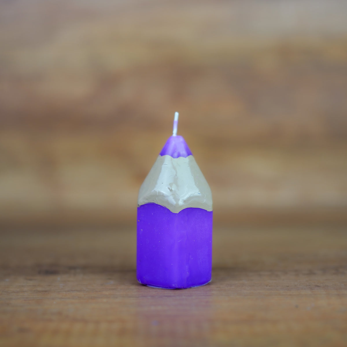 Stiftkerze in Buntstift-Form in Lila