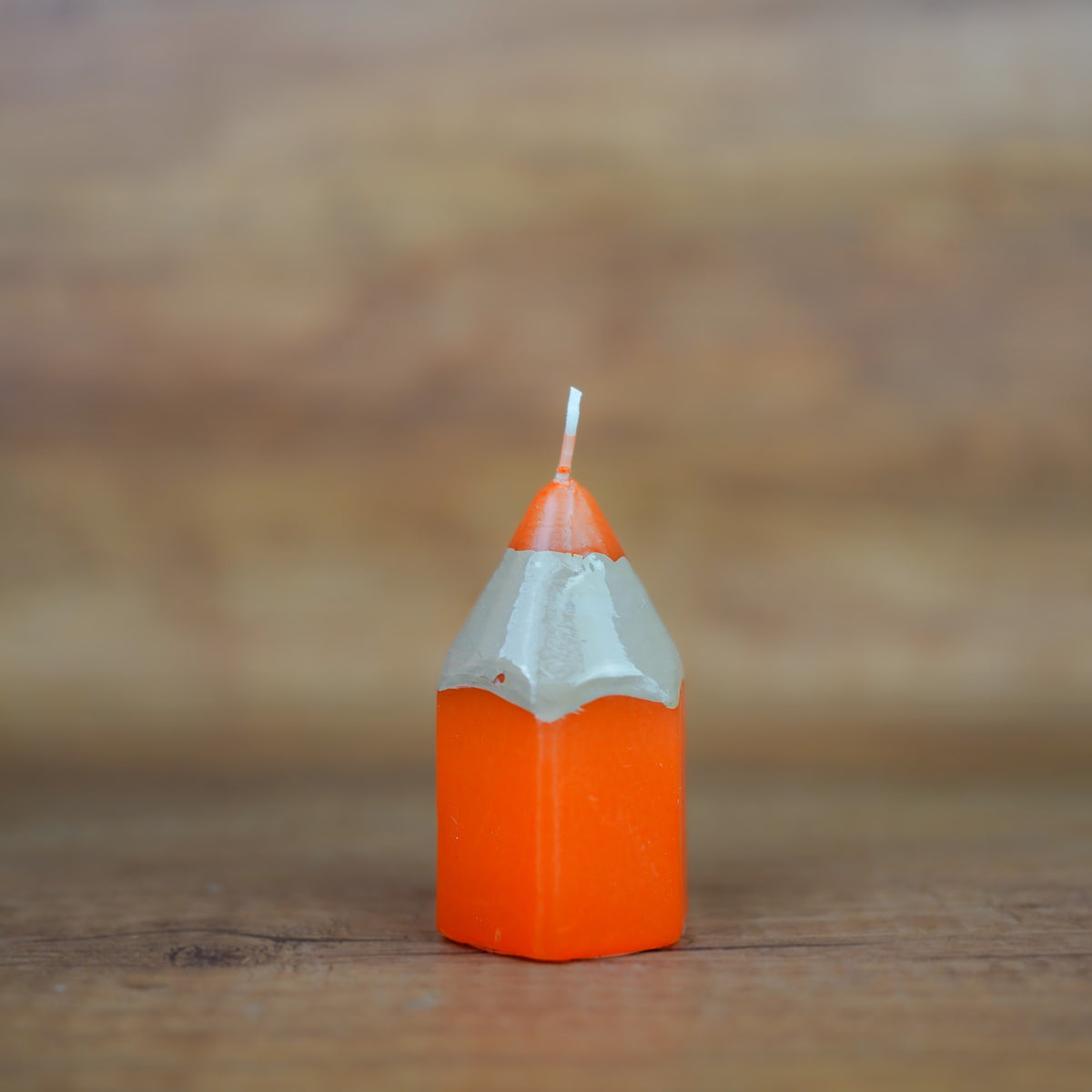 Stiftkerze in Buntstift-Form in Orange