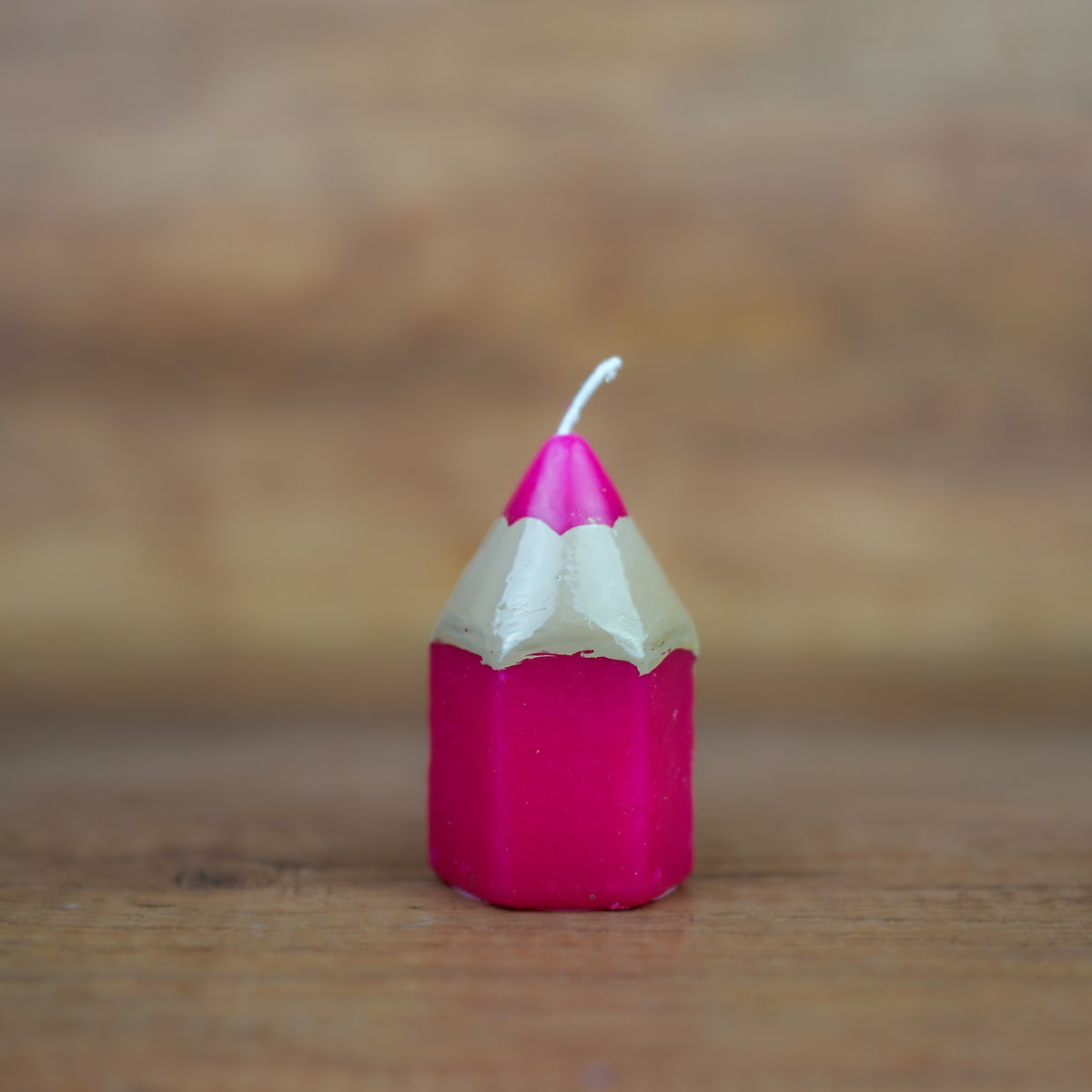 Stiftkerze in Buntstift-Form in Pink