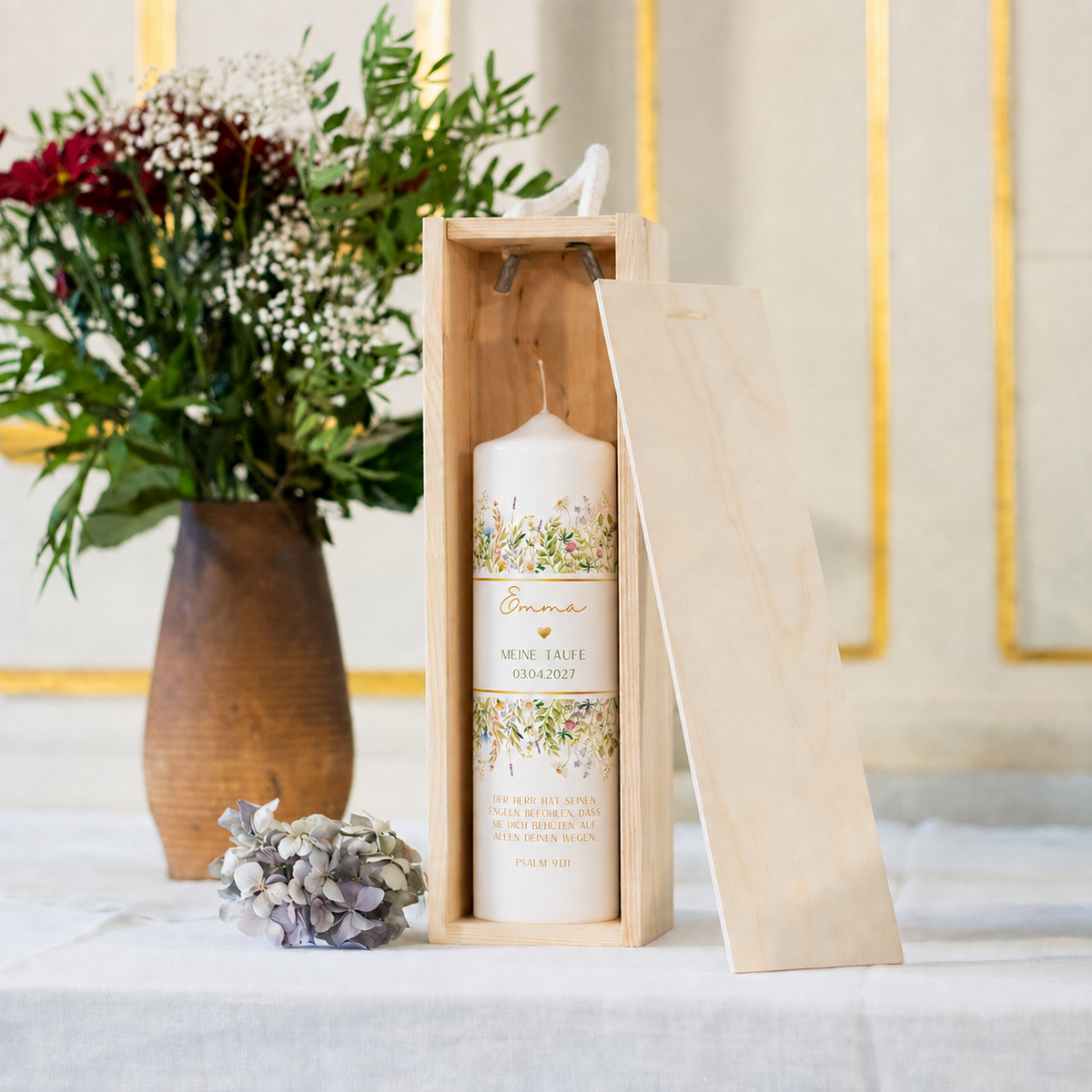 Taufkerze Wiesenblumen in der Holz-Kerzenbox neben Blumen als Geschenkidee