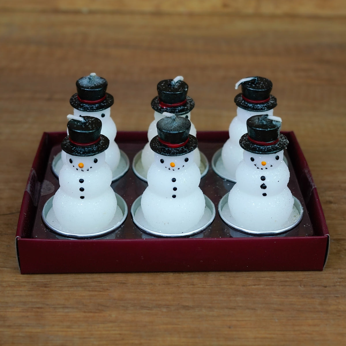 Schneemann-Teelichter aus Wachs in der Nahaufnahme