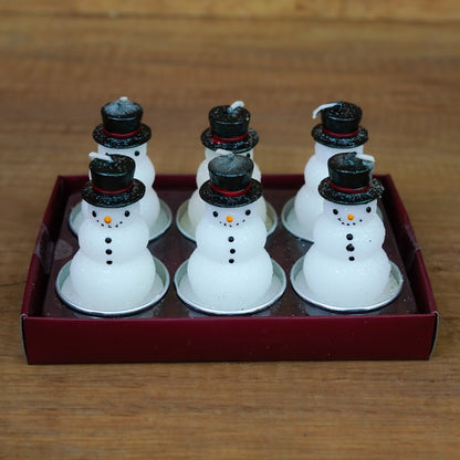 Schneemann-Teelichter aus Wachs in der Nahaufnahme
