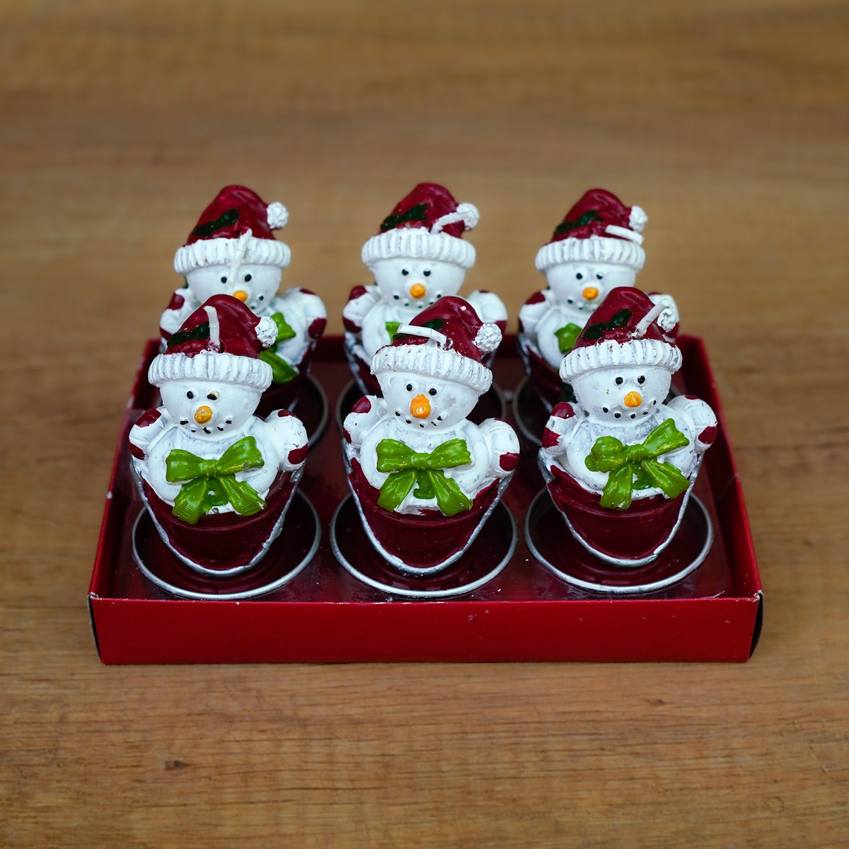 Sechs Schneemann-Teelichter im Eimer als Mitbringsel zum Advent