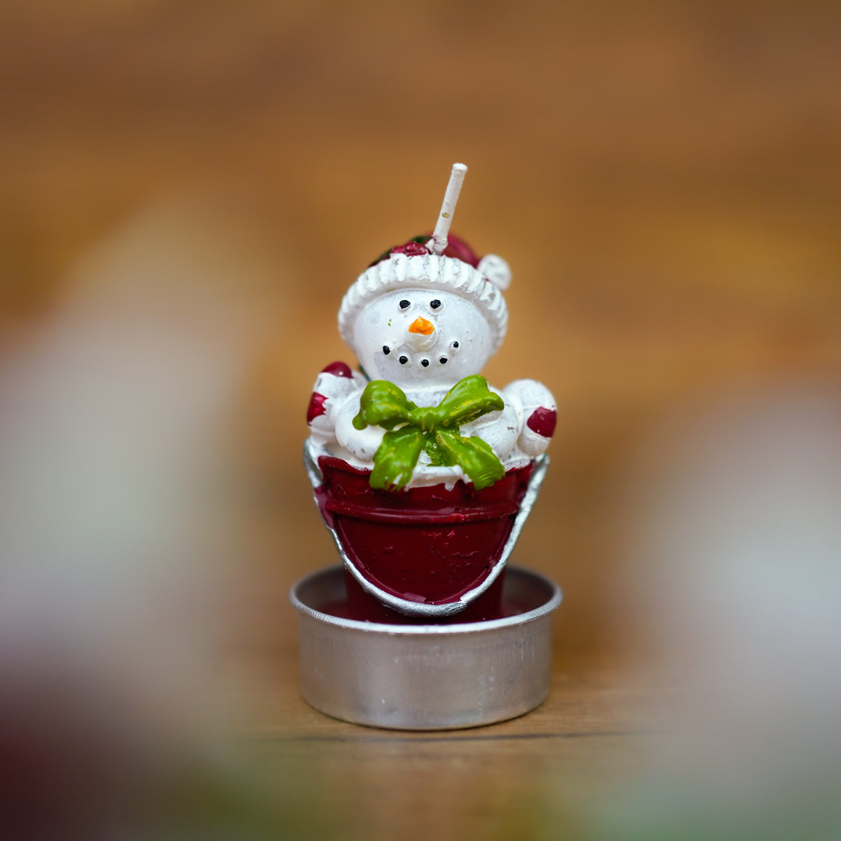 Schneemann-Teelicht im roten Eimer in der Nahaufnahme