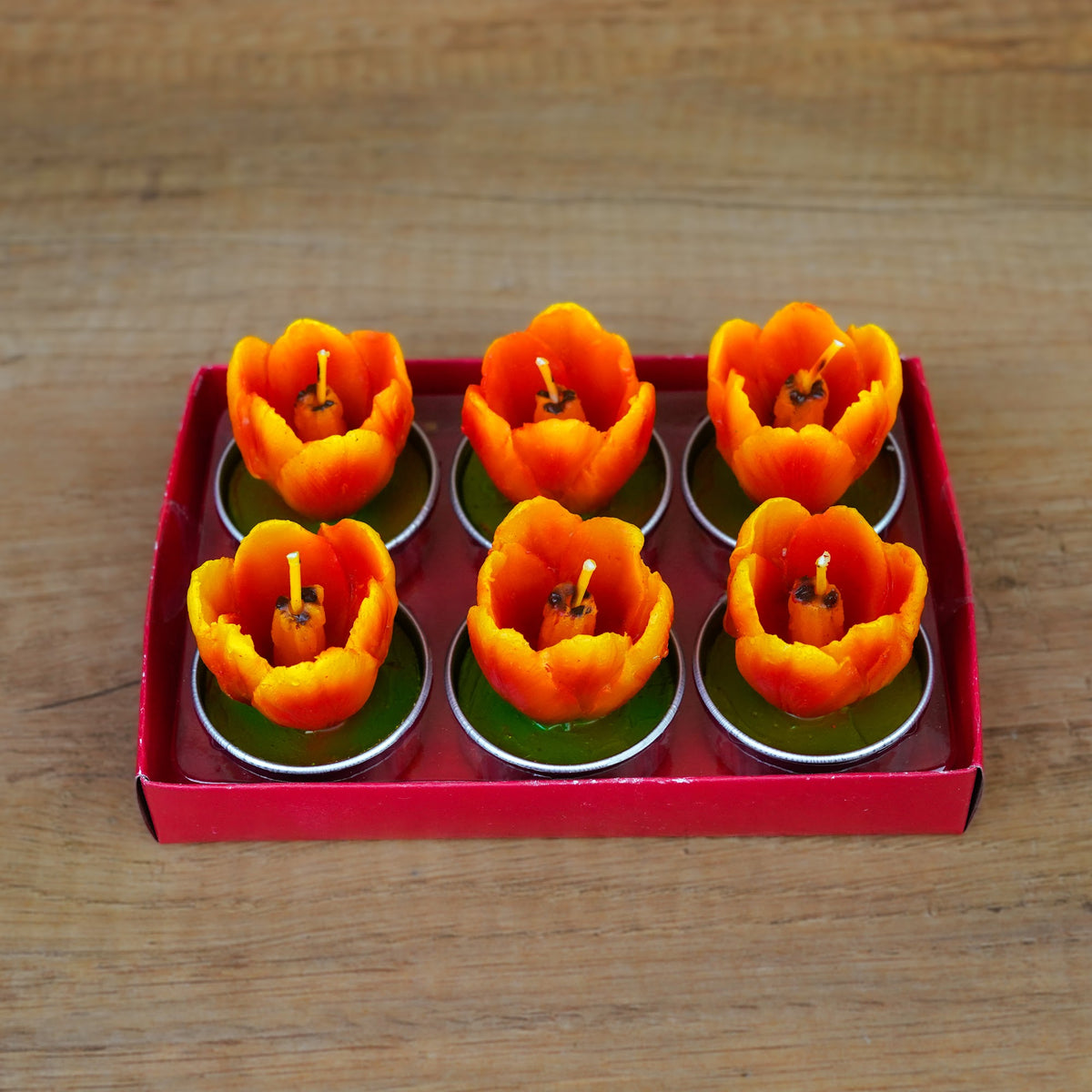 Rote Tulpen-Teelichter im 6er Set als Frühlingsdeko auf dem Tisch