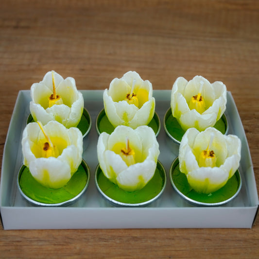 Weiße Tulpen-Teelichter im 6er Set als Frühlingsdeko auf dem Tisch