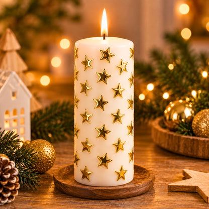 Weiße Stumpenkerze mit goldenen Wachsdekor-Sternen verziert in weihnachtlicher Deko