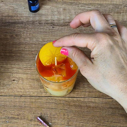 Wachsfrüchte im Einsatz: Zitronenscheiben und Himbeeren auf fertigen Cocktailkerzen