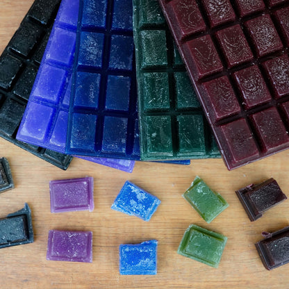 Handgegossene Wachstafeln Dunkler Mix: Schwarz, Dunkelblau, Bordeaux, Lila, Dunkelgrün aus Paraffin