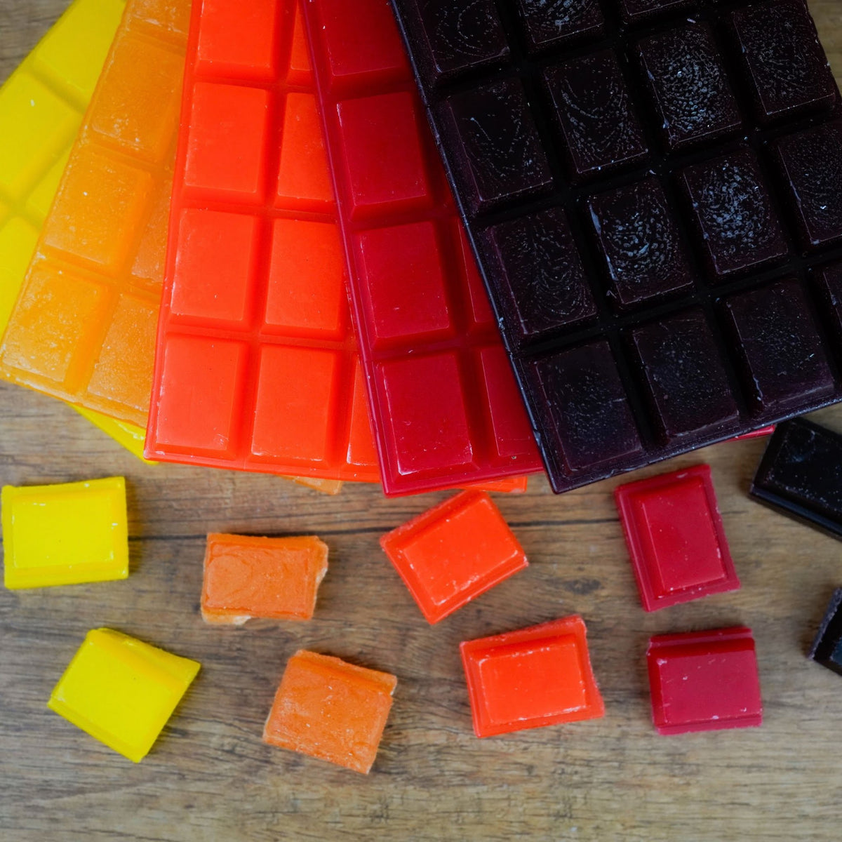 Handgegossene Wachstafeln Savanne Mix: Gelb, Hellorange, Orange, Rot, Bordeaux aus Paraffin