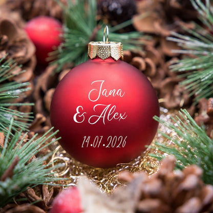 Personalisierte Weihnachtskugel für Pärchen in Rot matt mit zwei Namen und Hochzeitsdatum in geschwungener Schrift