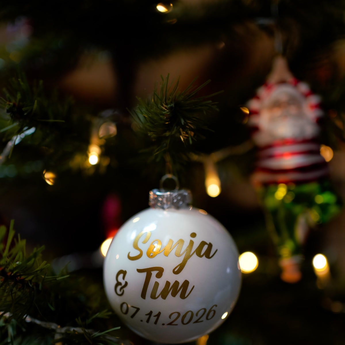 Personalisierte Weihnachtskugel für Pärchen in Weiß mit zwei Namen und Datum – Ansicht 1