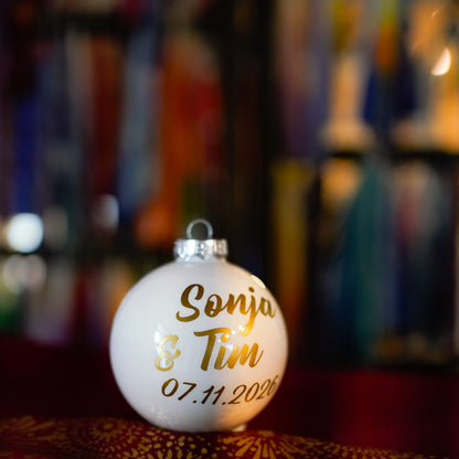 Personalisierte Weihnachtskugel für Pärchen in Weiß mit zwei Namen und Datum – Ansicht 2