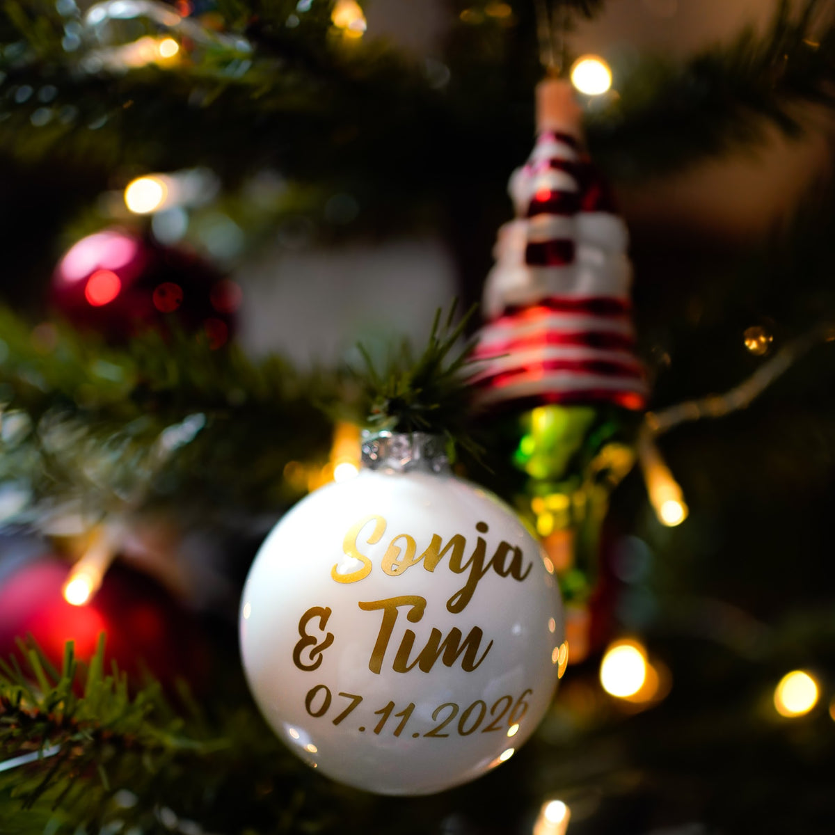 Personalisierte Weihnachtskugel für Pärchen in Weiß mit zwei Namen und Datum – Ansicht 3